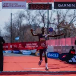 Rodrigue Kwizera zaběhl pátý nejrychlejší čas roku 2026, překonal traťový i národní rekord a obhájil titul na Generali 1/2Maraton Praha.