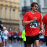 Paralympijský plavec a mistr světa David Kratochvíl si o víkendu v Karlových Varech zaběhl svůj první pulmaraton